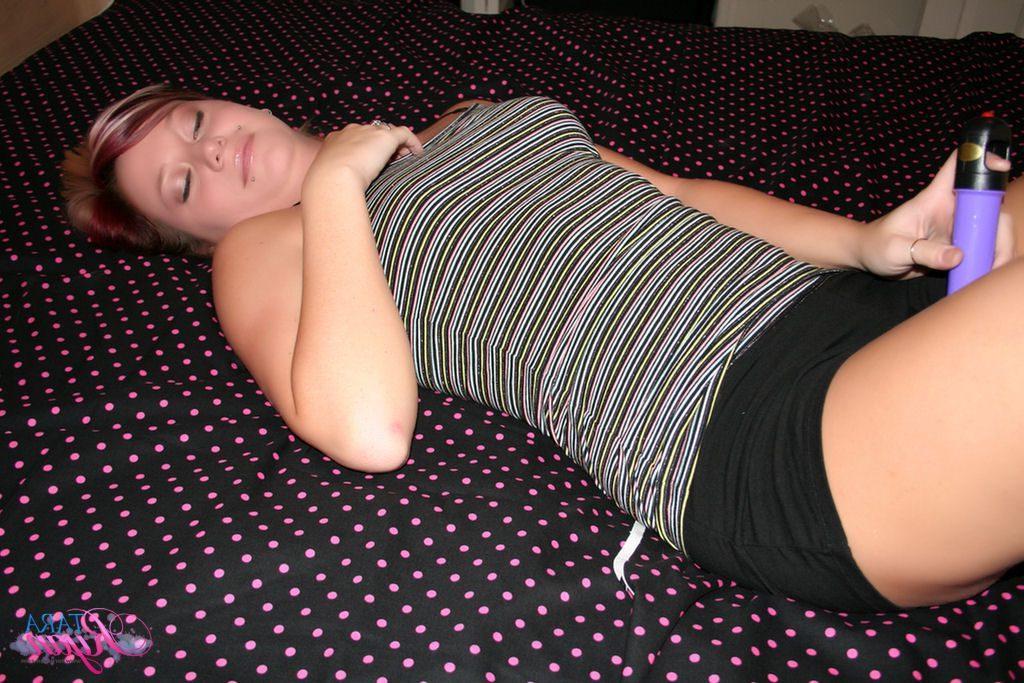 20P Pictures of Tara Ryan shoving a hard vibrator up her tight pussy