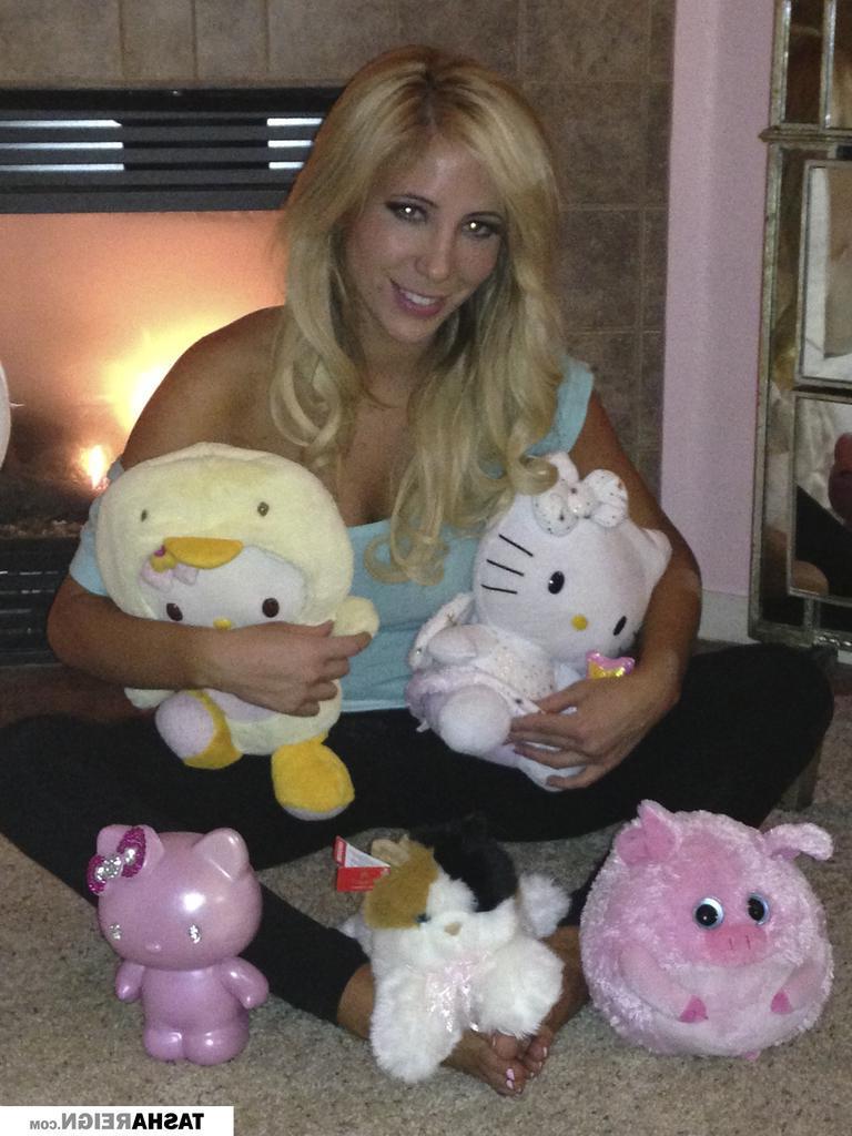 15P Busty blonde babe Tasha Reign shares candid pics