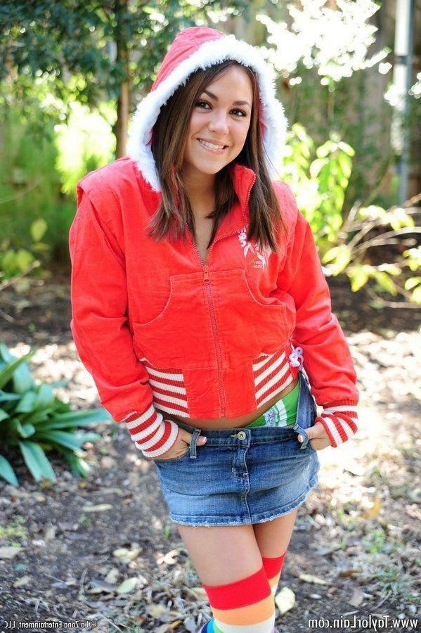 15P Pictures of teen Taylor Lain toying her tight pussy