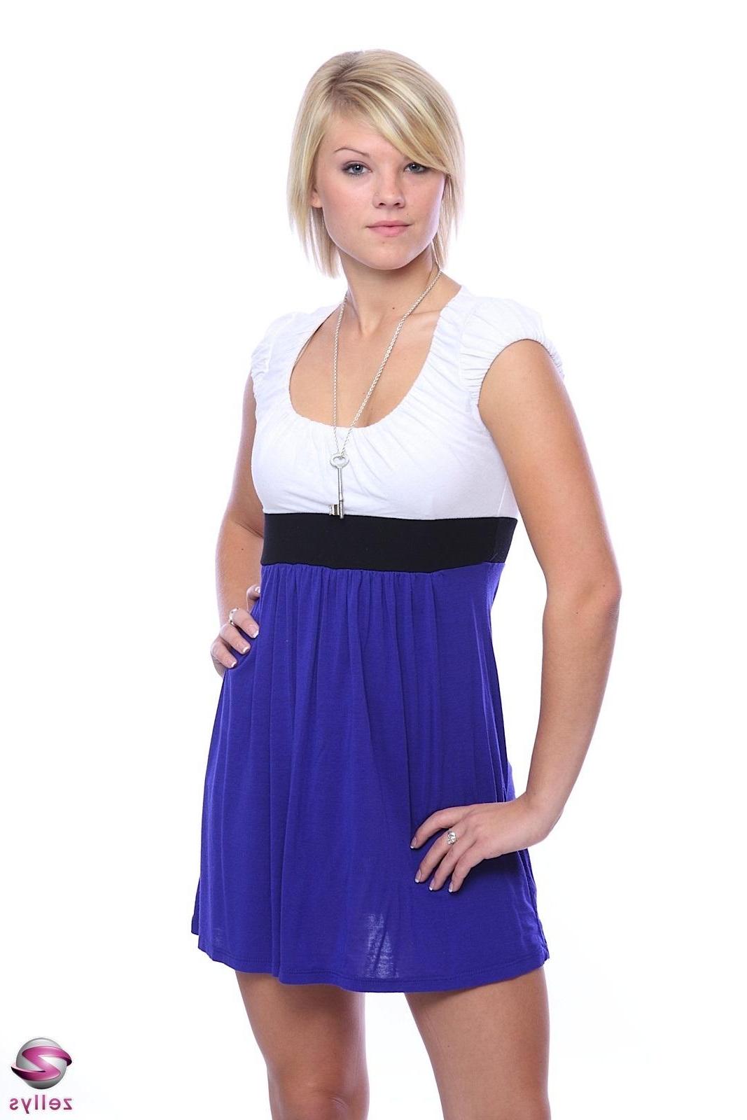 15P Pictures of Taylor looking stunning in a blue dress