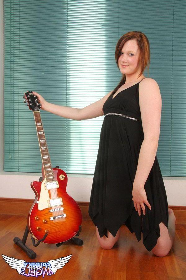 20P Pictures of teen hottie Teagan stroking a long hard ...