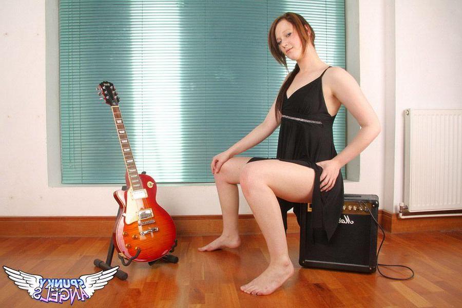 20P Pictures of teen hottie Teagan stroking a long hard ...