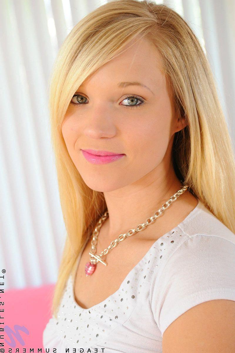 15P Pictures of Teagan Summers toying her tight twat