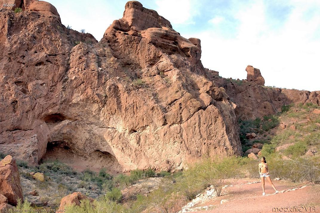 20P Pictures of Nicole exposing herself on her hike