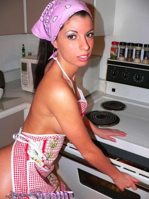15P Pictures of Tiffany Preston making a mess in the kitchen