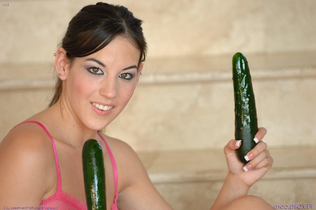 20P Pictures of Esra toying her tight hole