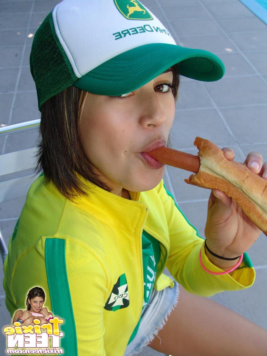 17P Trixie Teen likes to swallow large meat