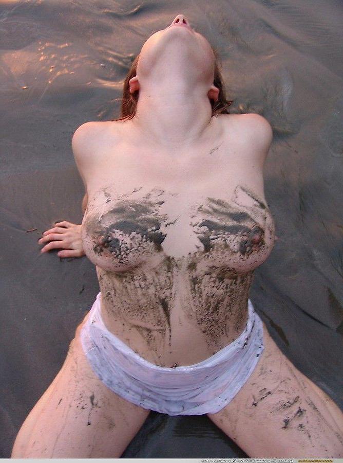20P Pictures of teen girl Vicki Model getting wet on a beach
