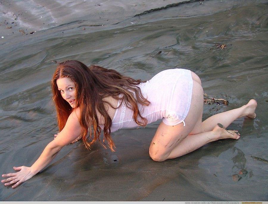20P Pictures of teen girl Vicki Model getting wet on a beach