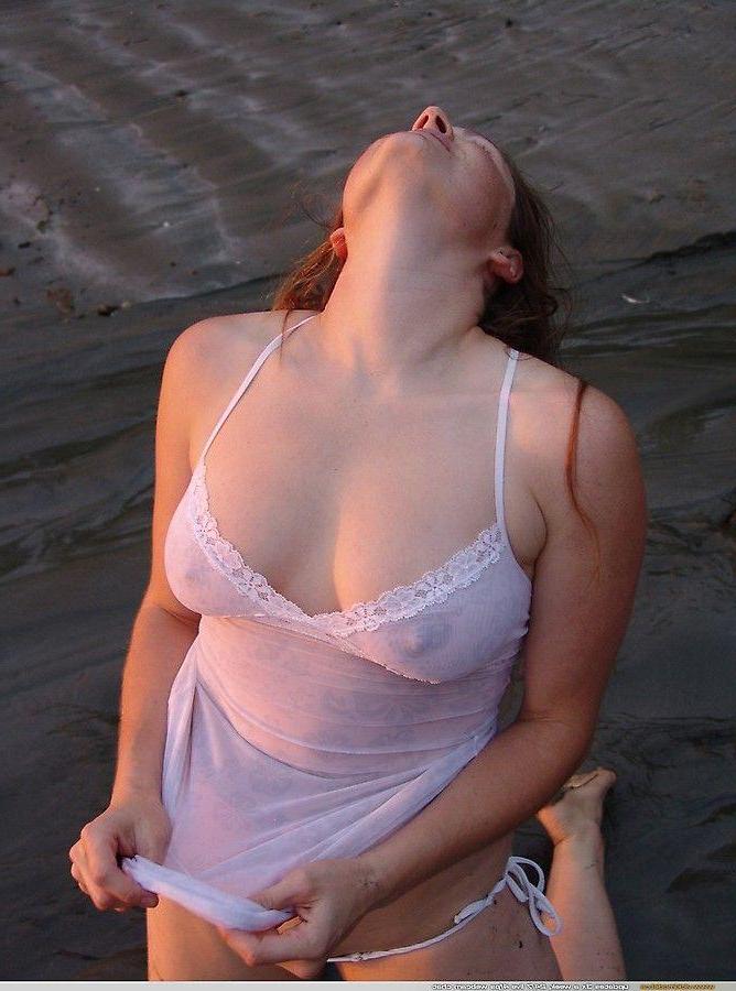 20P Pictures of teen girl Vicki Model getting wet on a beach