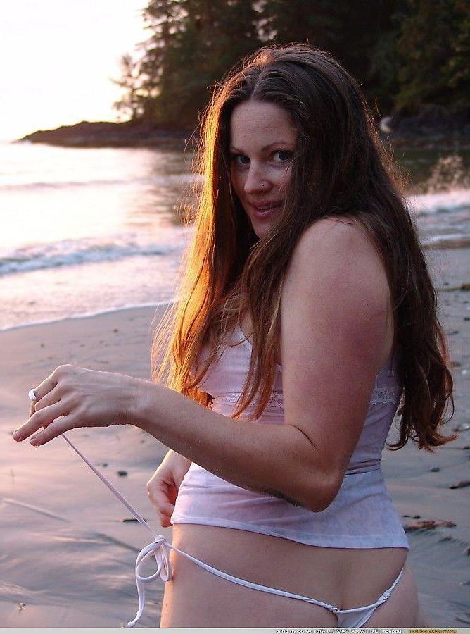 20P Pictures of teen girl Vicki Model getting wet on a beach