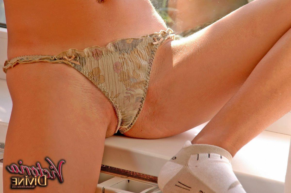 15P Pictures of Victoria Divine getting turned on by her yogurt