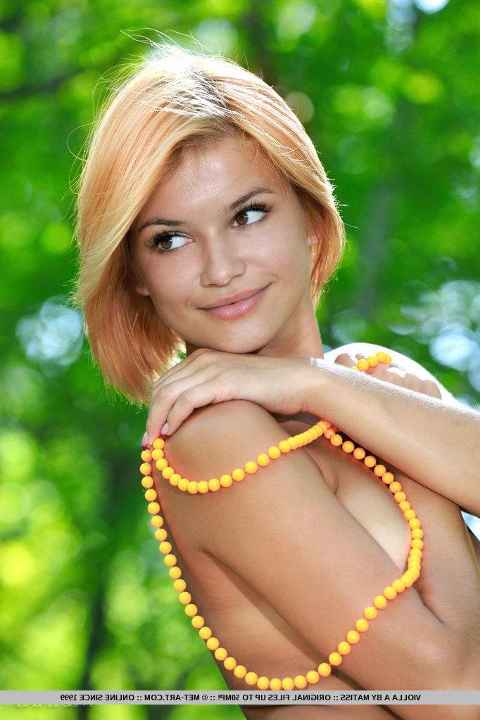 18P Pictures of teen beauty Violla A getting naked in the forest