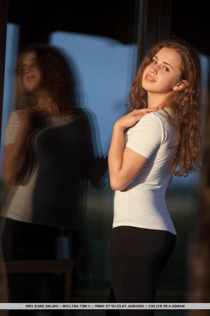 18P Pictures of teen beauty Wanda A exposing her beautiful body
