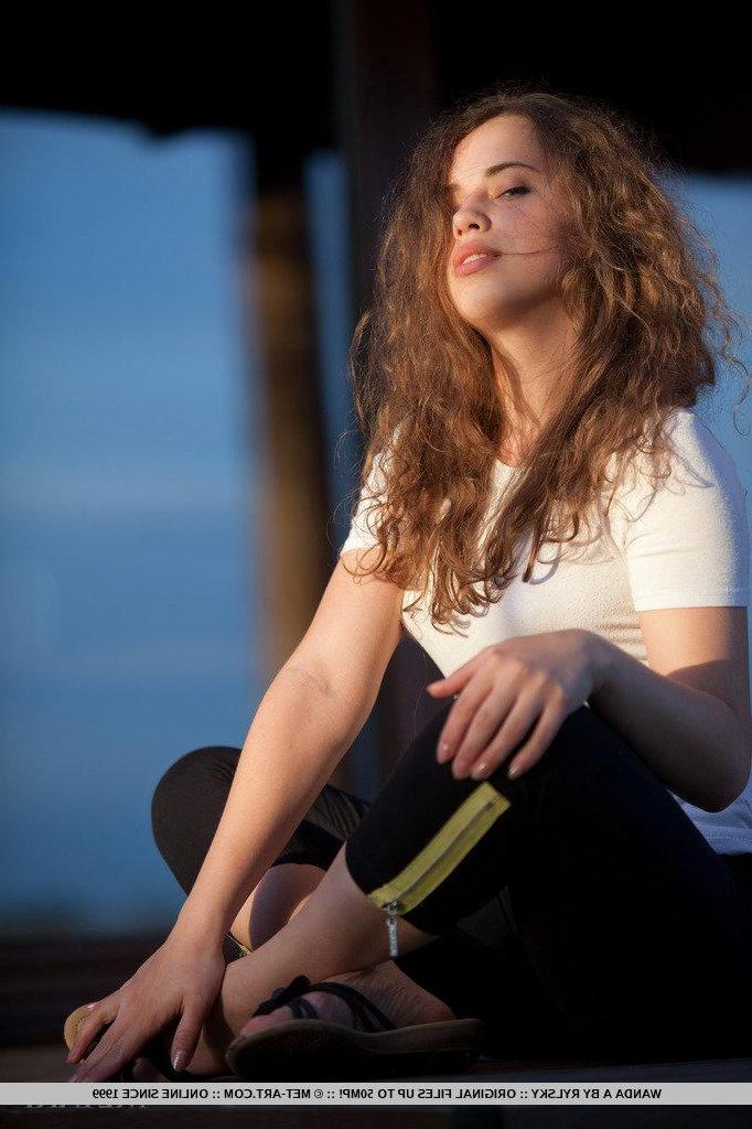18P Pictures of teen beauty Wanda A exposing her beautiful body