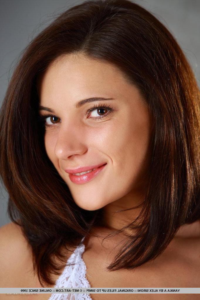 18P Pictures of teen beauty Yanika A showing her naked body on a chair