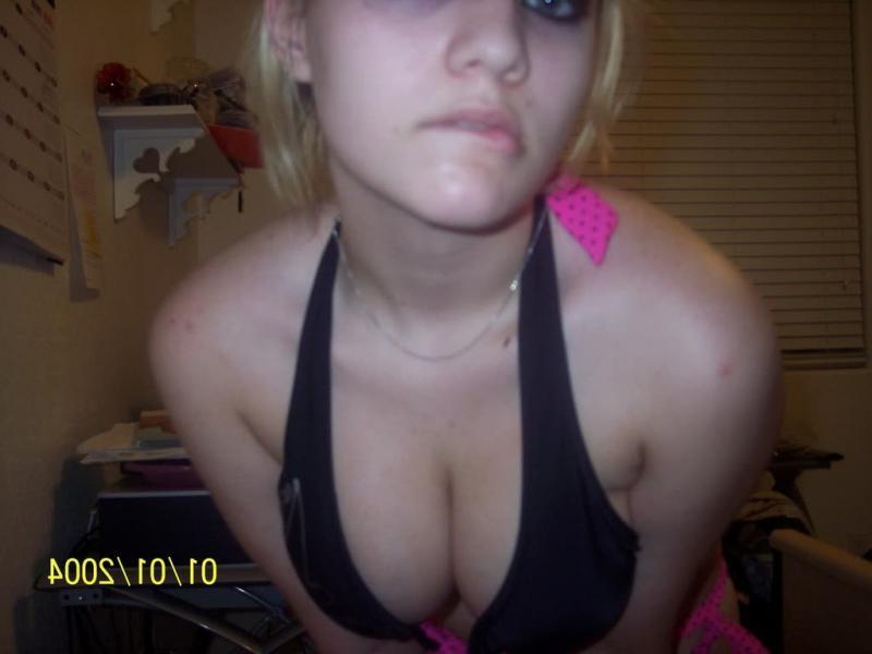 16P Alternative chick flashes big juicy juggs on camera
