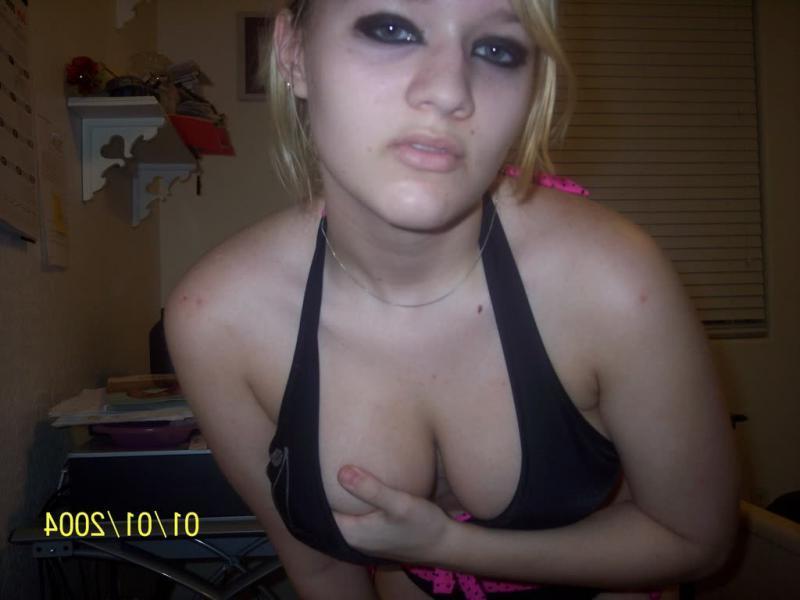 16P Alternative chick flashes big juicy juggs on camera