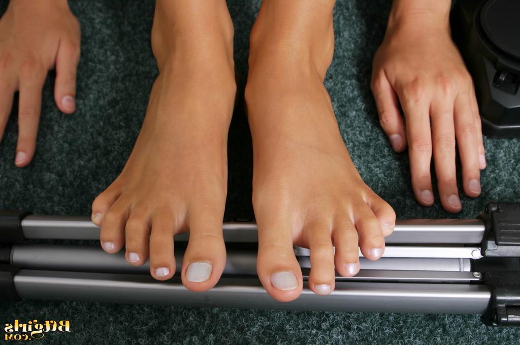 15P A blonde teen strips naked and sucks on her sexy toes