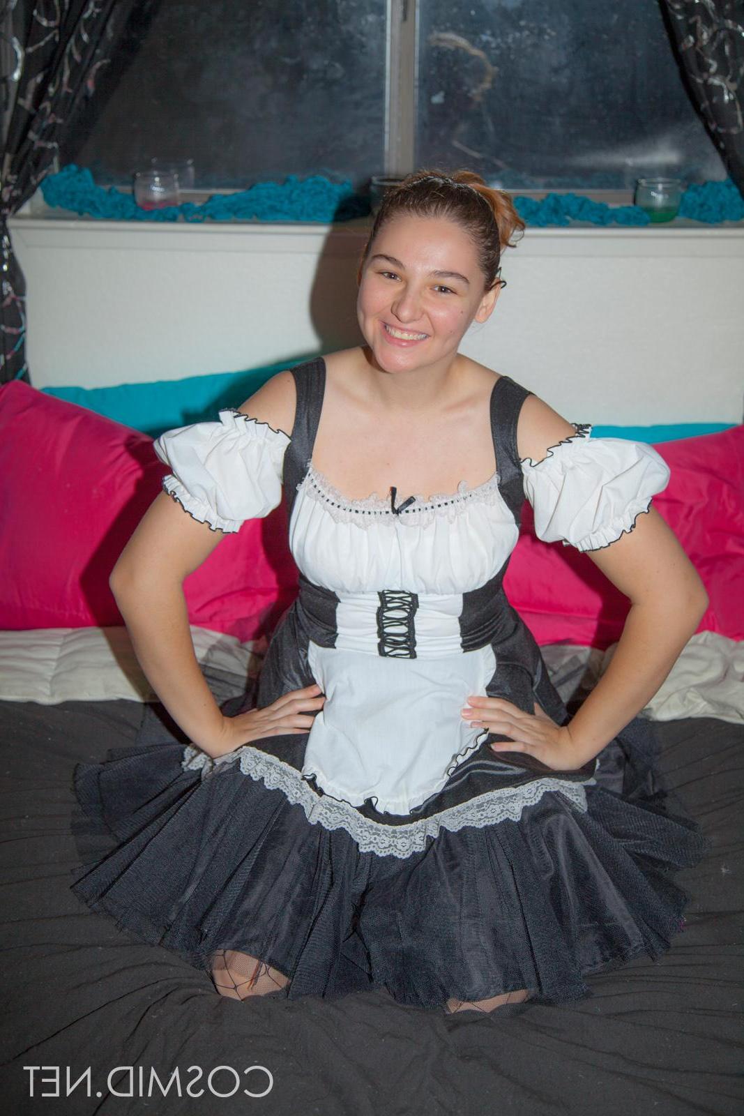 16P Busty amateur Sarah P strips out of her sexy costume