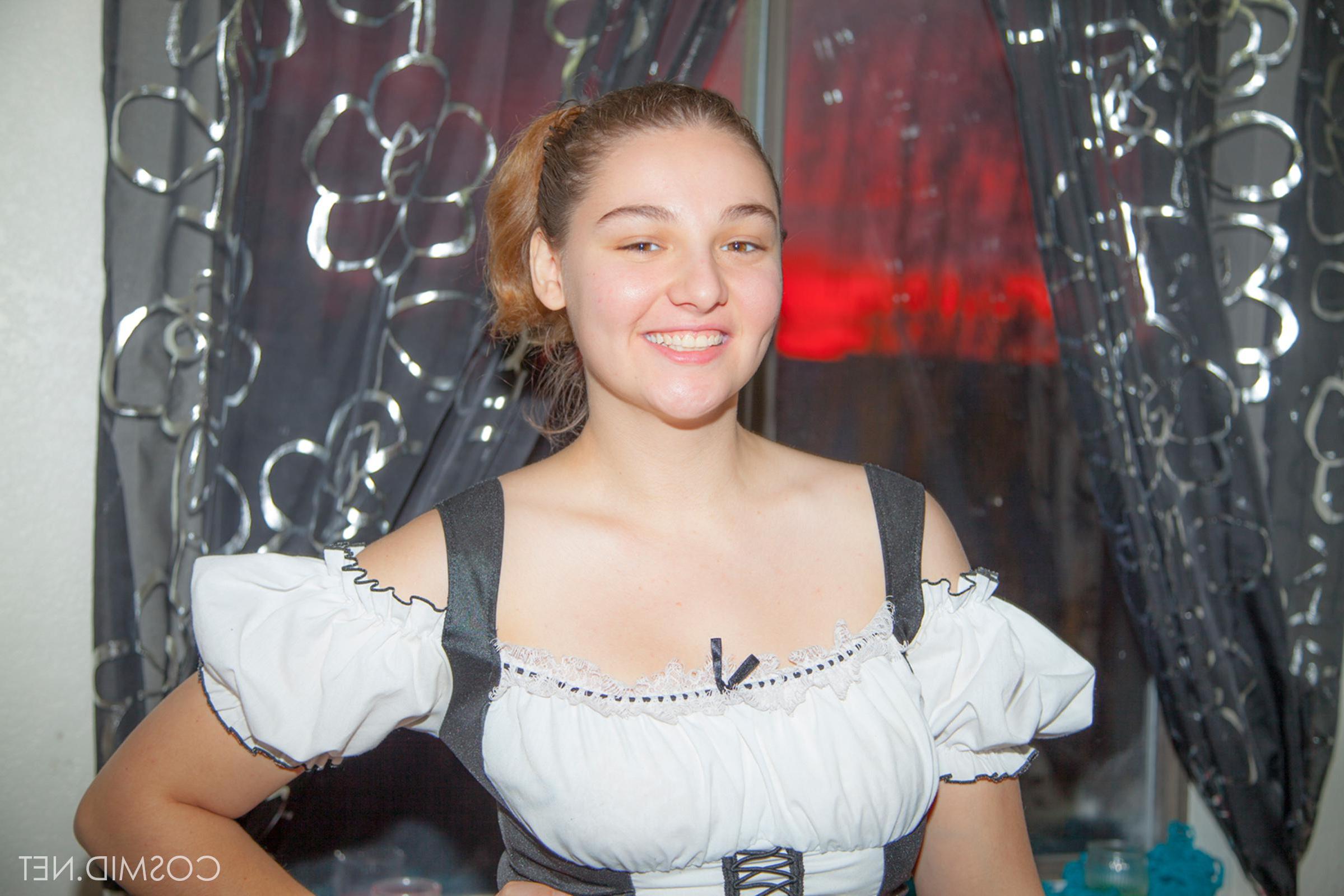 16P Busty amateur Sarah P strips out of her sexy costume