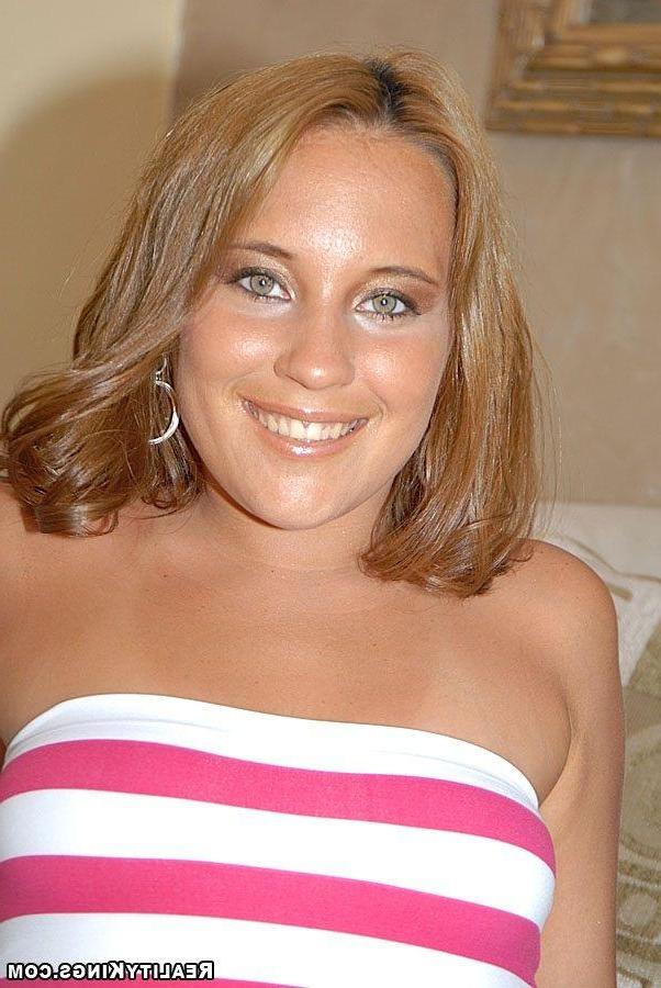 20P Pictures of a horny teen fucking hard