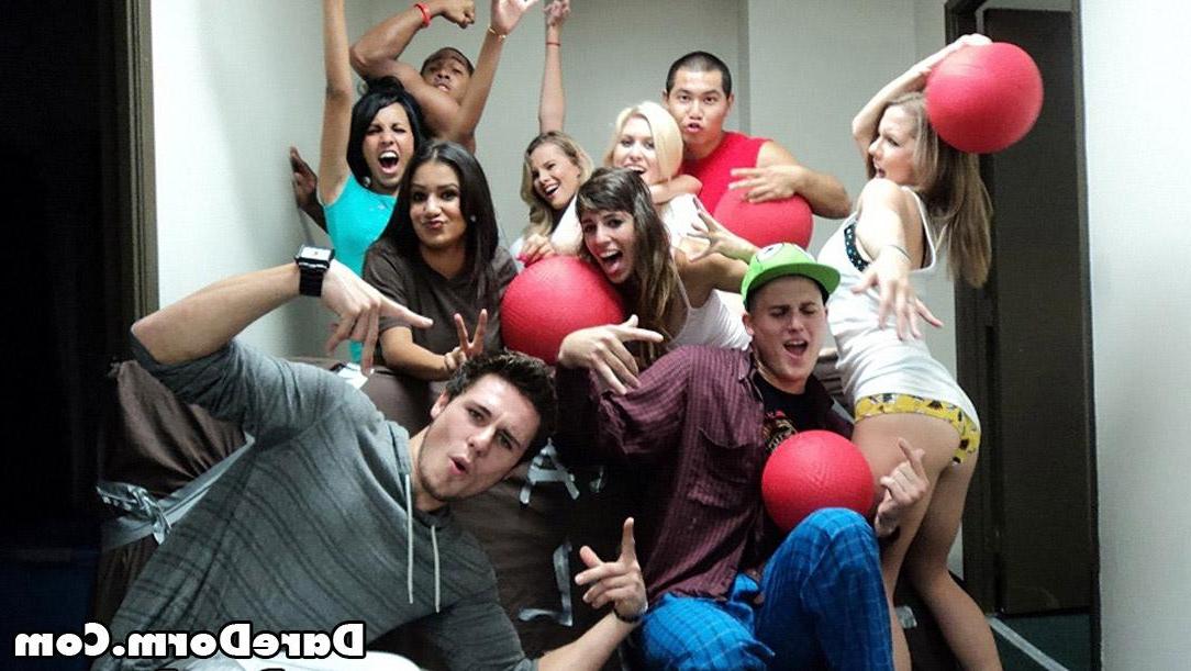 12P Hot amatuer teen college dorm girls getting it on threesome