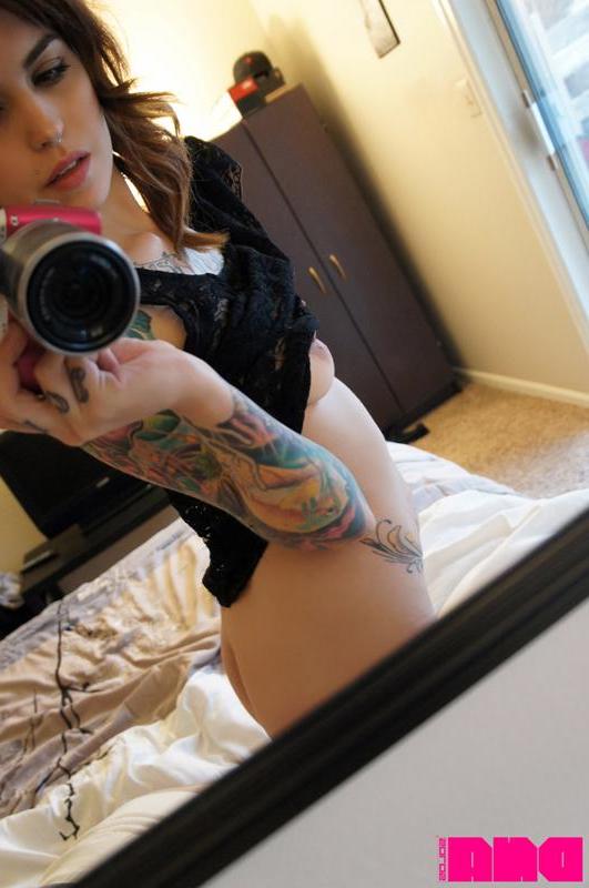 15P Hot pinup Chloe Cupcake takes selfies of her hot body in bed