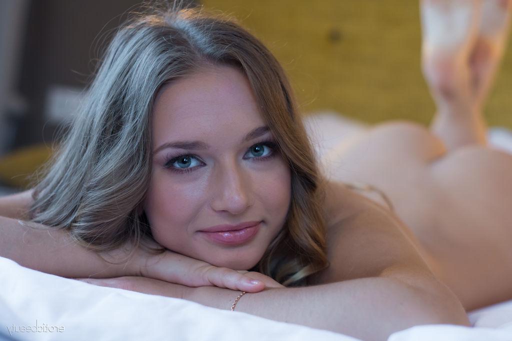 16P Blonde beauty Amyy displays her beautiful nude body in bed