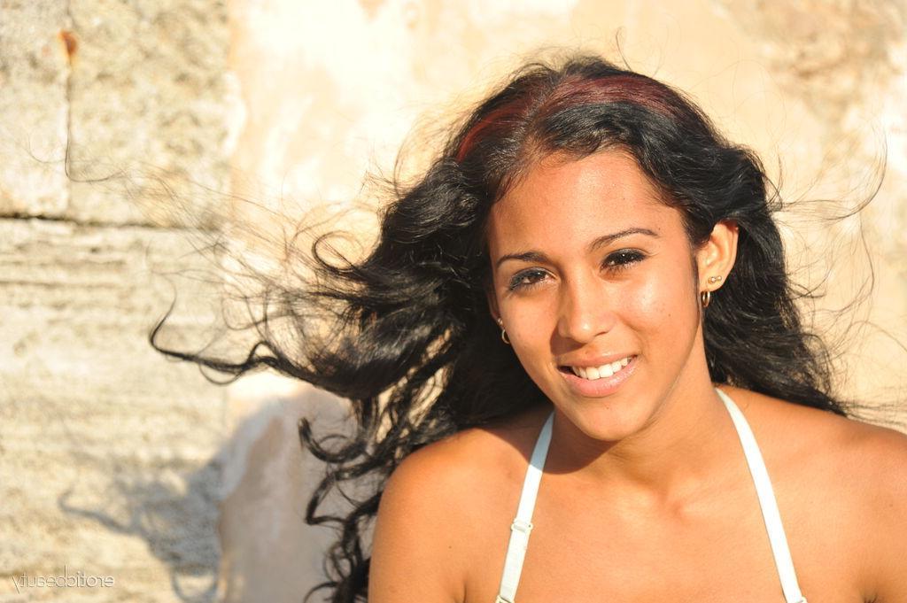 16P Brunette beauty Luida displays her naked body outside