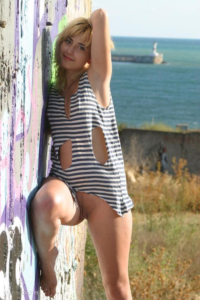 16P Blonde beauty Siera shows you her pussy outside