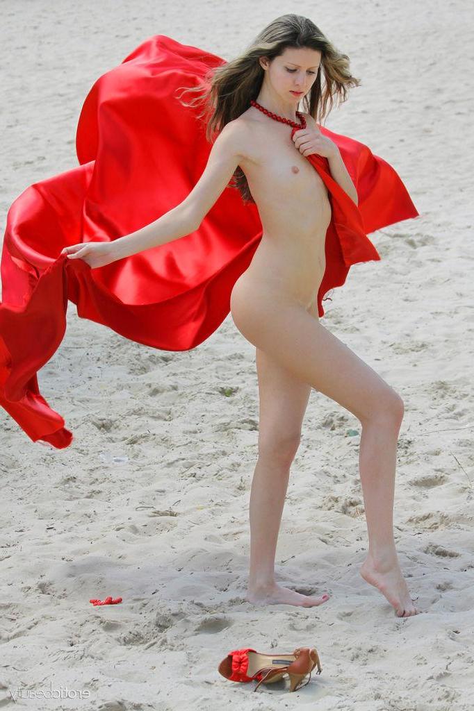 16P Blonde beauty Tanta invites you to join her for some fun on the beach