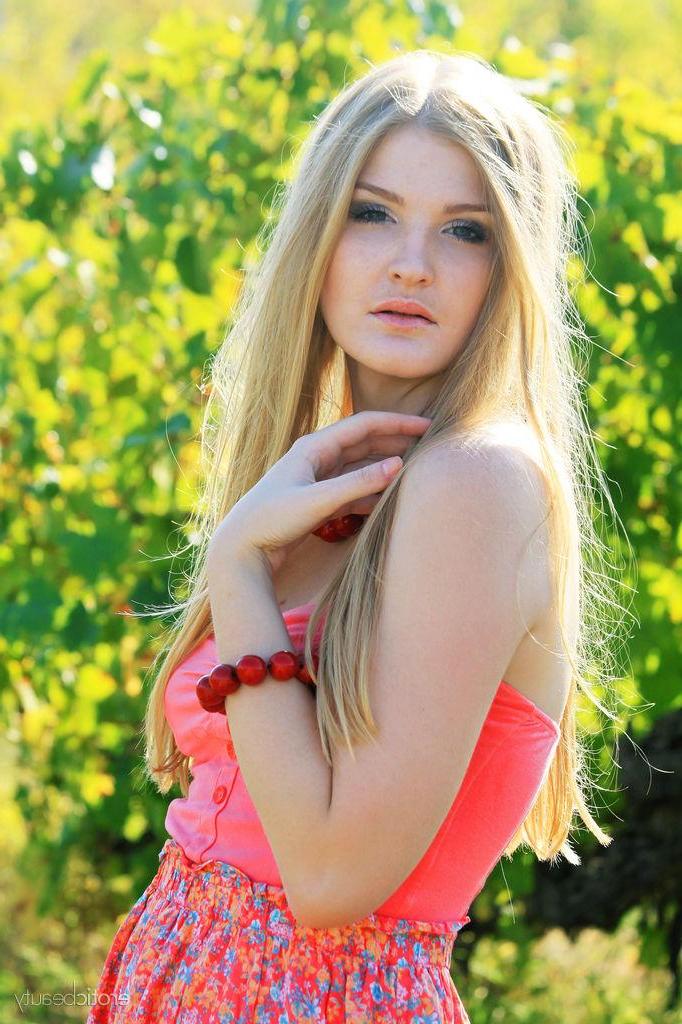 16P Blonde beauty Tinaa strips out of her pink dress outside