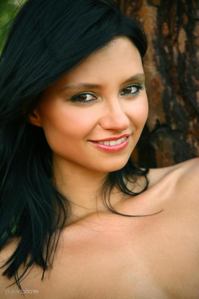 16P Brunette beauty Tina invites you for a private picnic