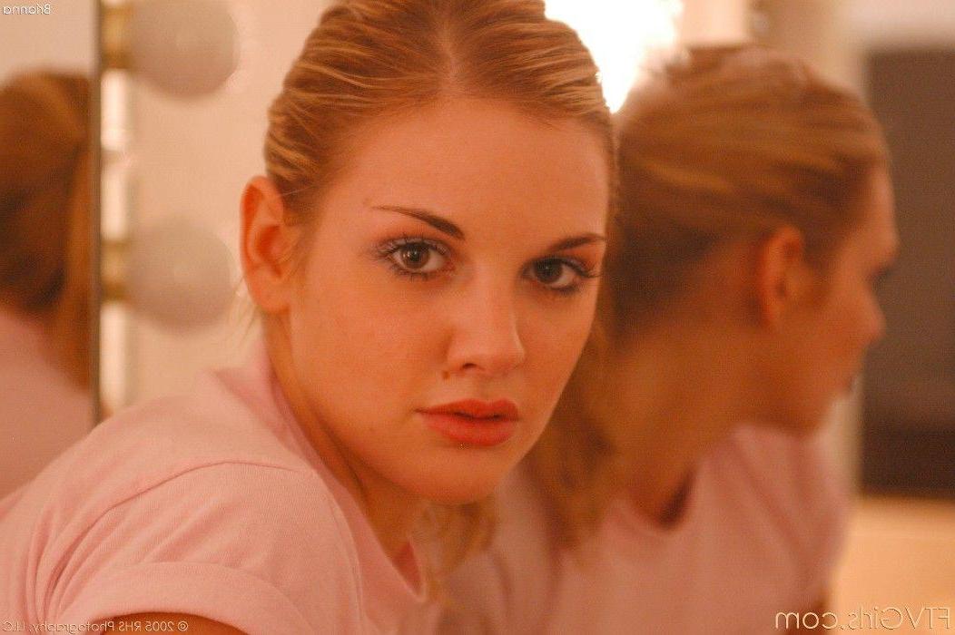 20P Fotos da adolescente gostosa Brianna brincando com seu buraco apertado