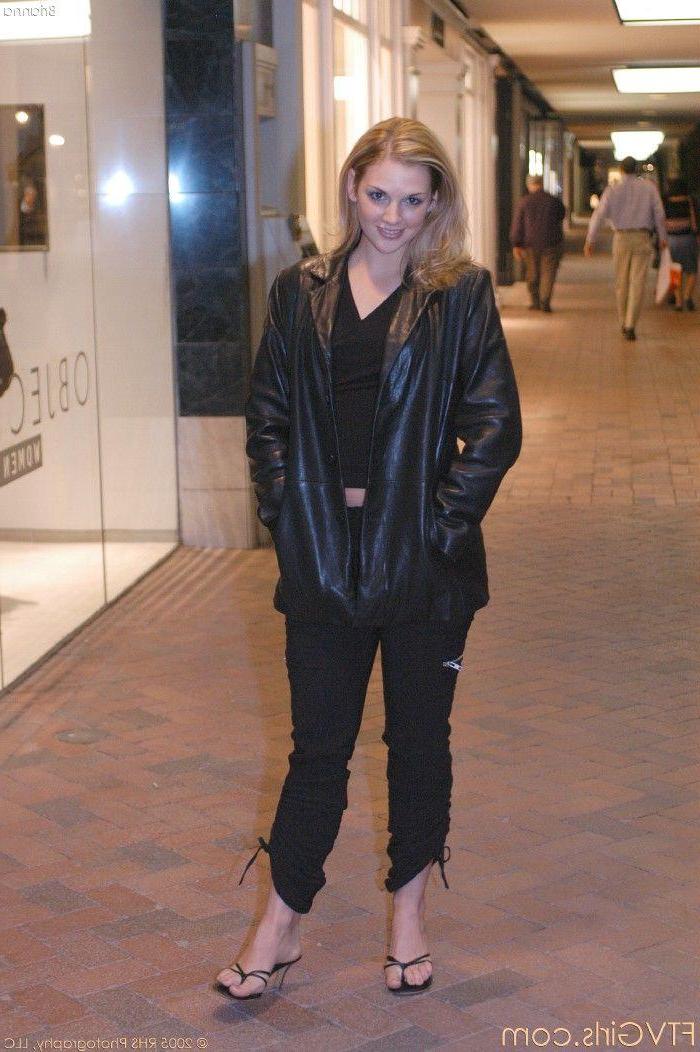 20P Fotos da adolescente gostosa Brianna brincando com seu buraco apertado
