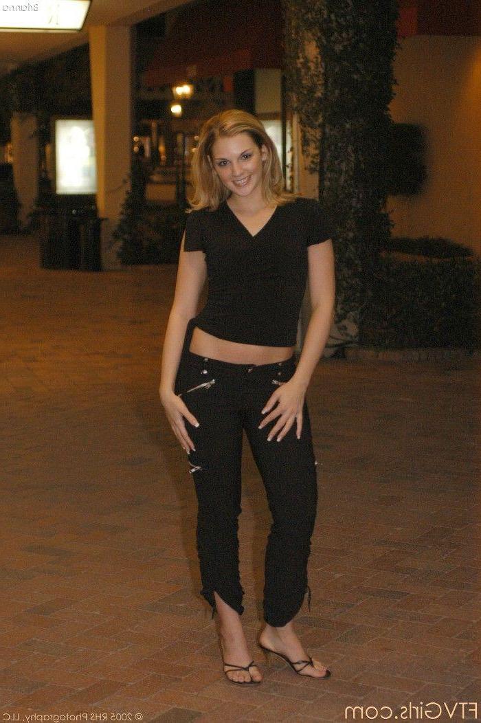 20P Fotos da adolescente gostosa Brianna brincando com seu buraco apertado