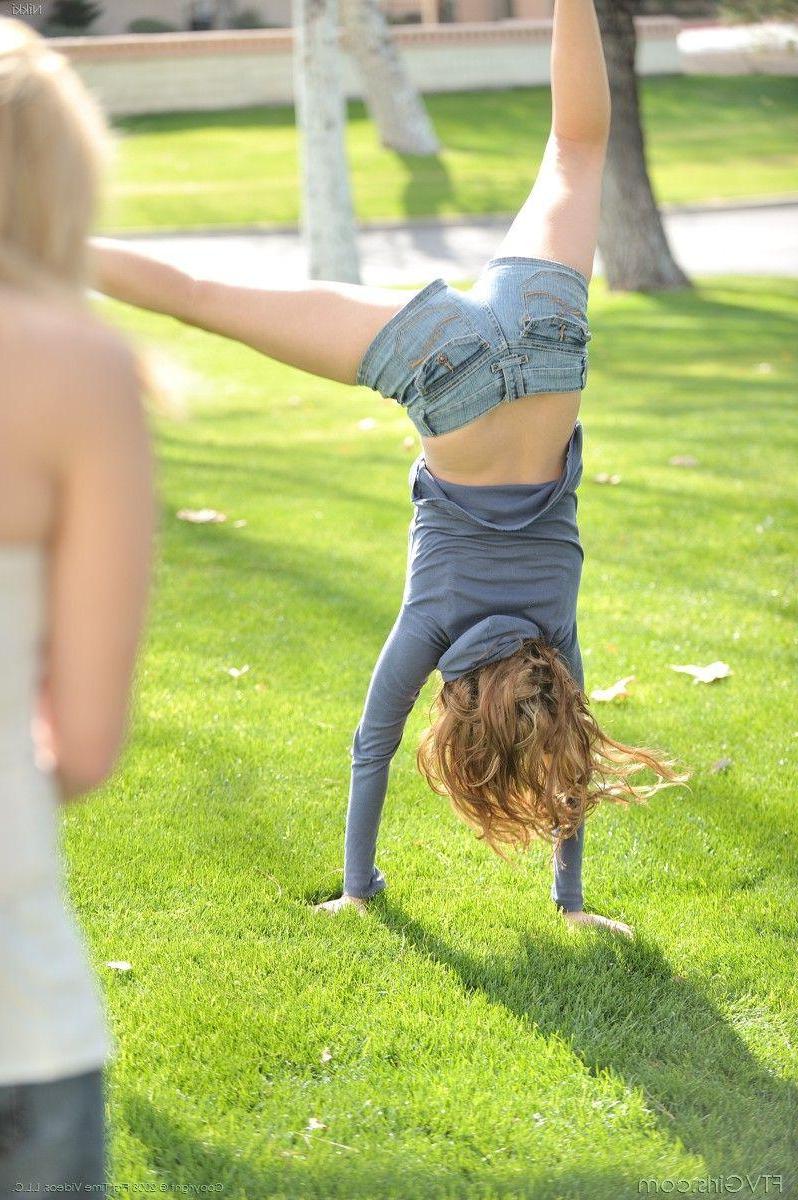 20P Pictures of Nikki getting naked on her jog