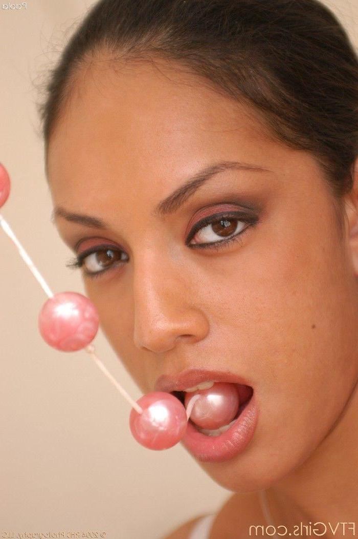 20P Pictures of Paola playing with beads