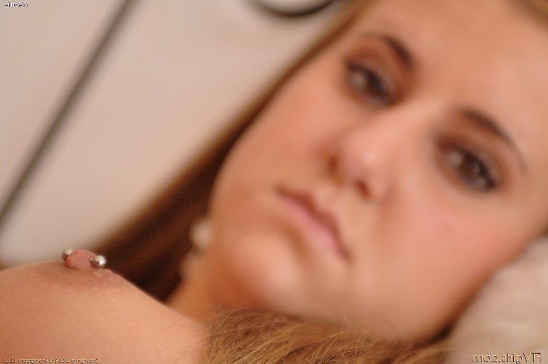 20P Pictures of Melanie toying her tight hole