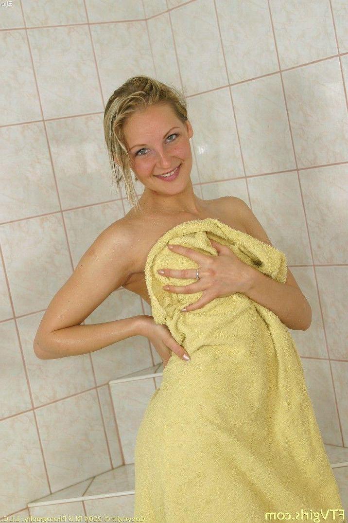 20P Pictures of teen girl Elle getting all wet for you