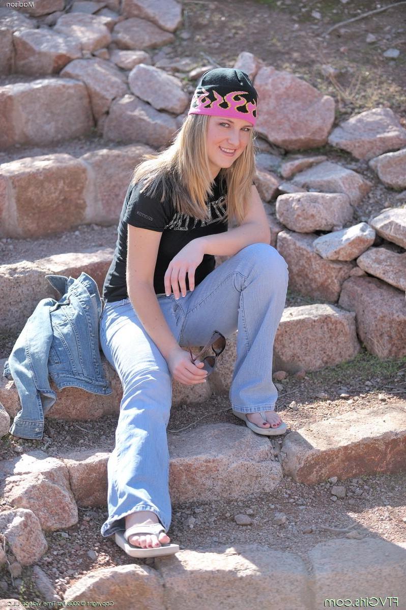 20P Pictures of Madison spreading her pussy wide open for you