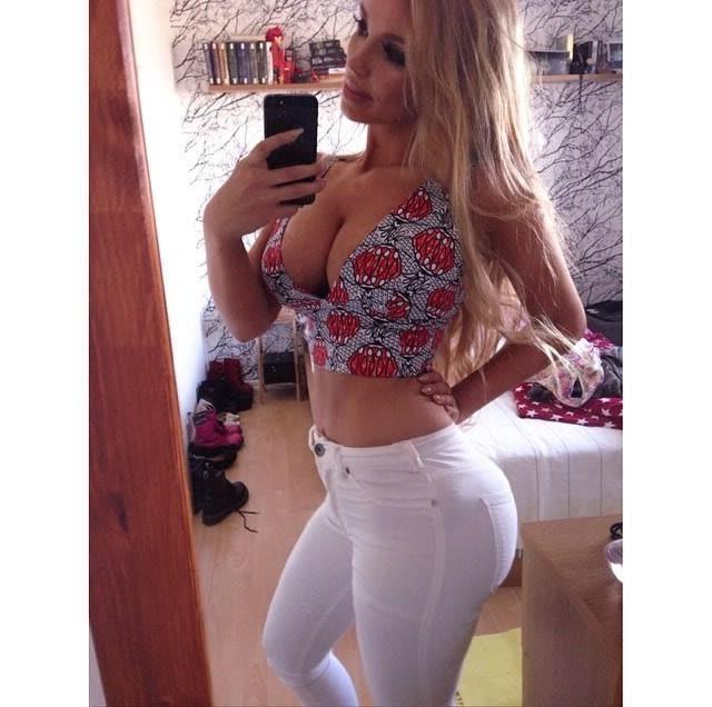 10P Busty amateur hottie displays her massive tits and perfectly round ass