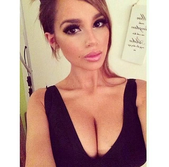 10P Busty amateur hottie displays her massive tits and perfectly round ass