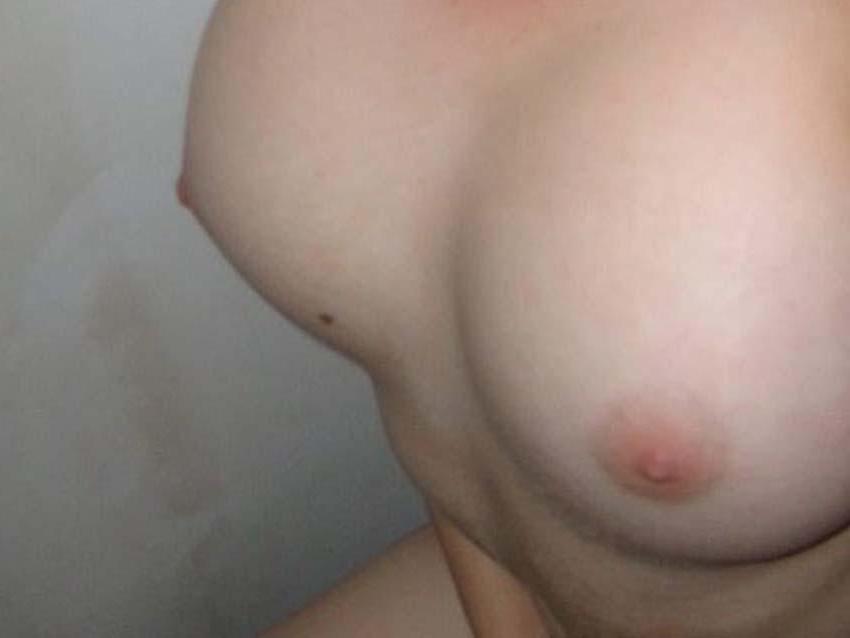15P Picture gallery of a busty amateur girlfriend showing off