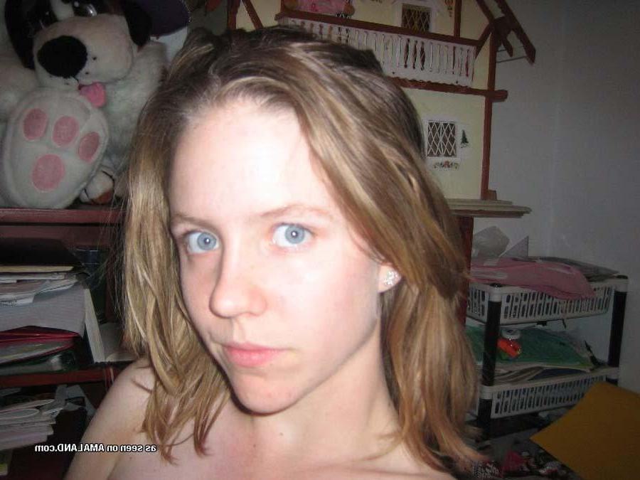 15P Picture gallery of a busty amateur girlfriend showing off