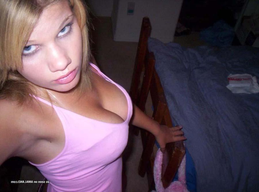 16P Bilder einer vollbusigen Freundin beim Camwhoring