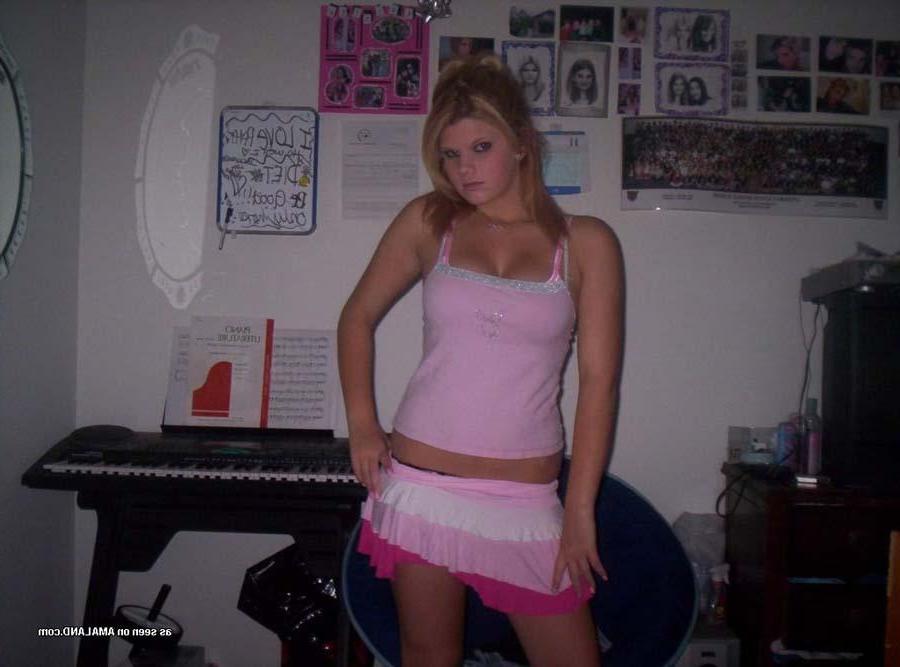 16P Bilder einer vollbusigen Freundin beim Camwhoring