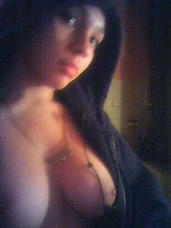 16P Hot photo compilation of steamy selfpics of busty chicks