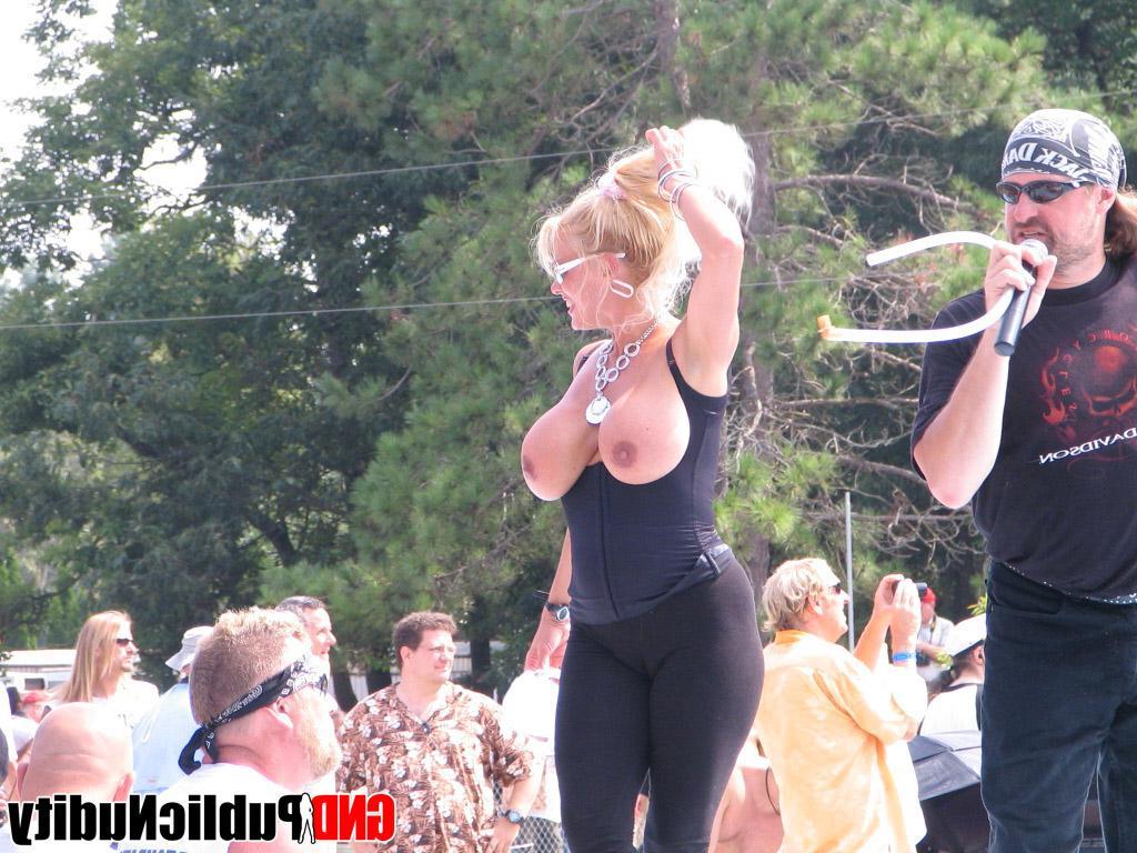 12P Strippers showing their skills off at an outdoor public nudity party
